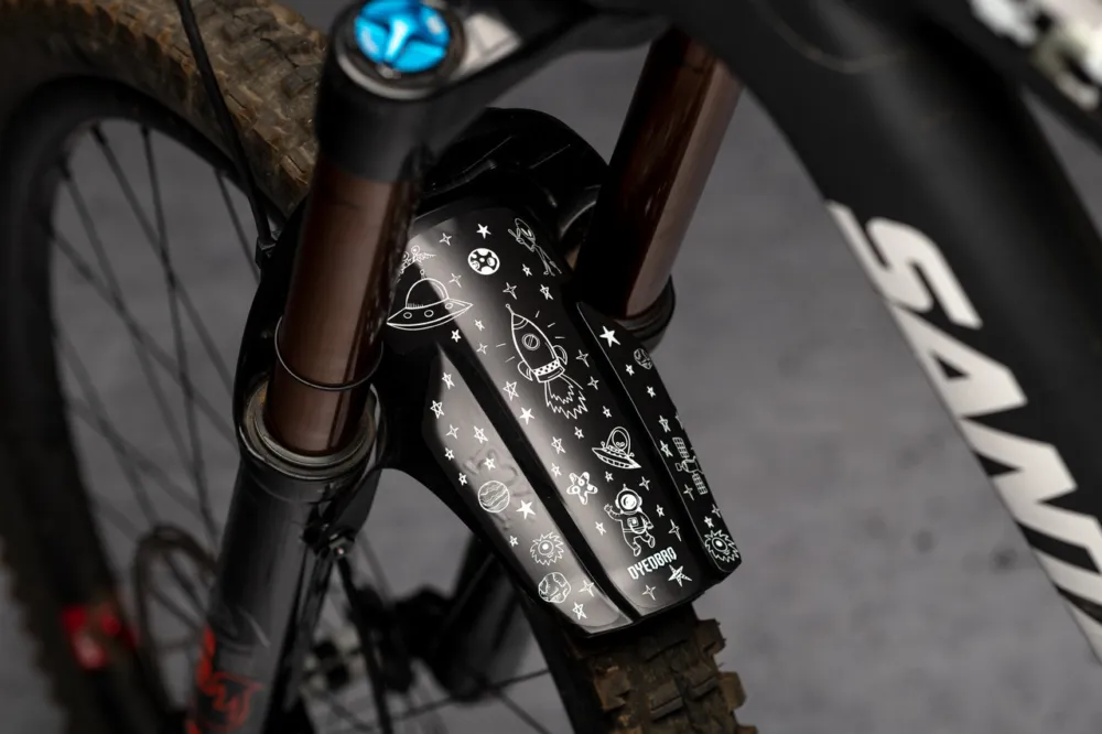 Schneller Versand DYEDBRO Decal Kit für Fox Racing Shox 36 / 38 Mudguard - space trip